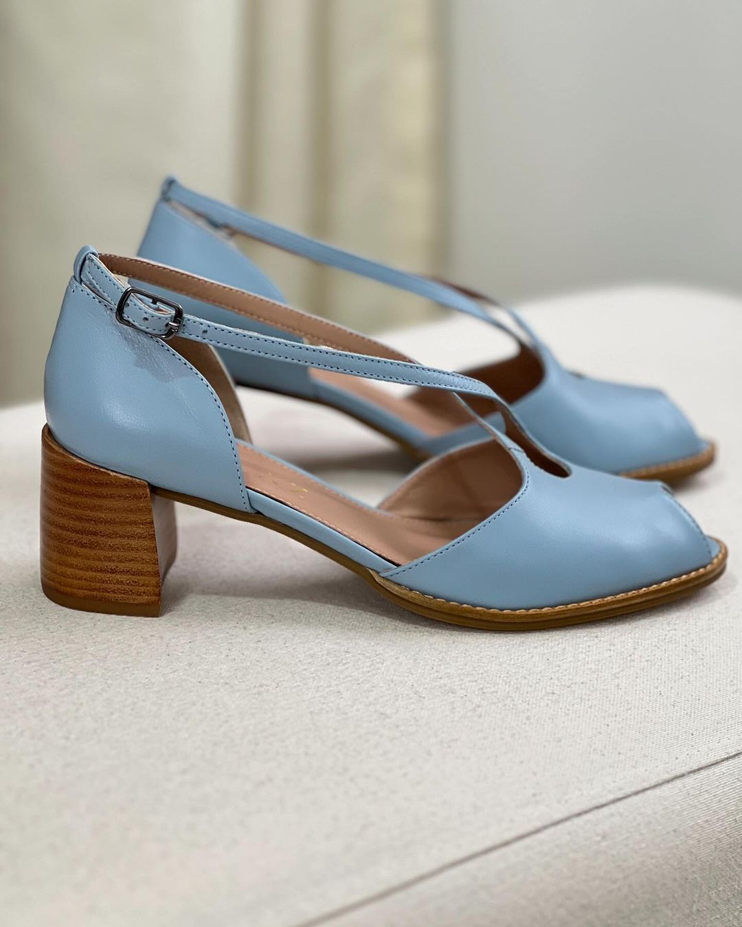 Elegant Leather Sandals In Solid Color