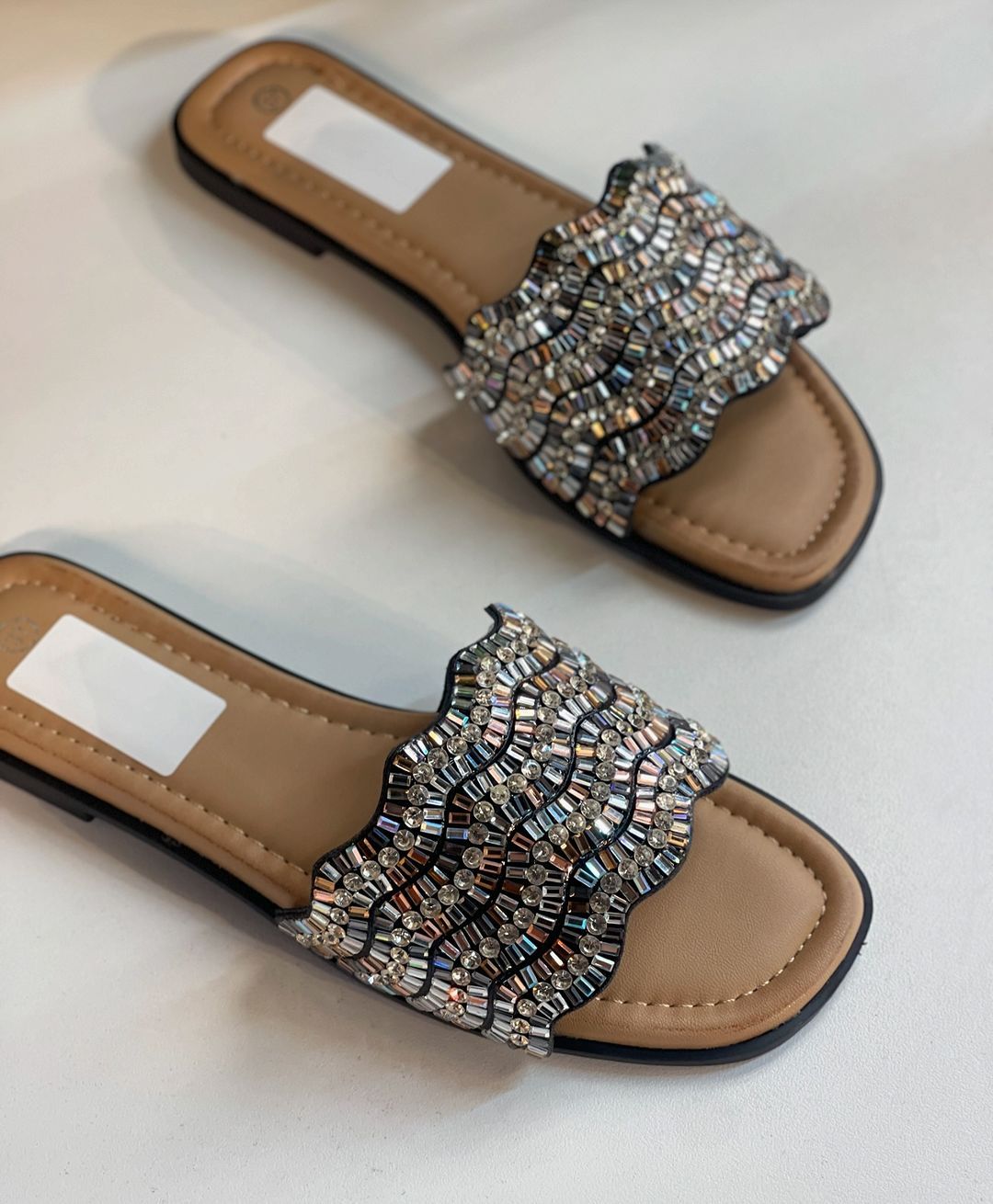 Flat Sandals With Diamonds